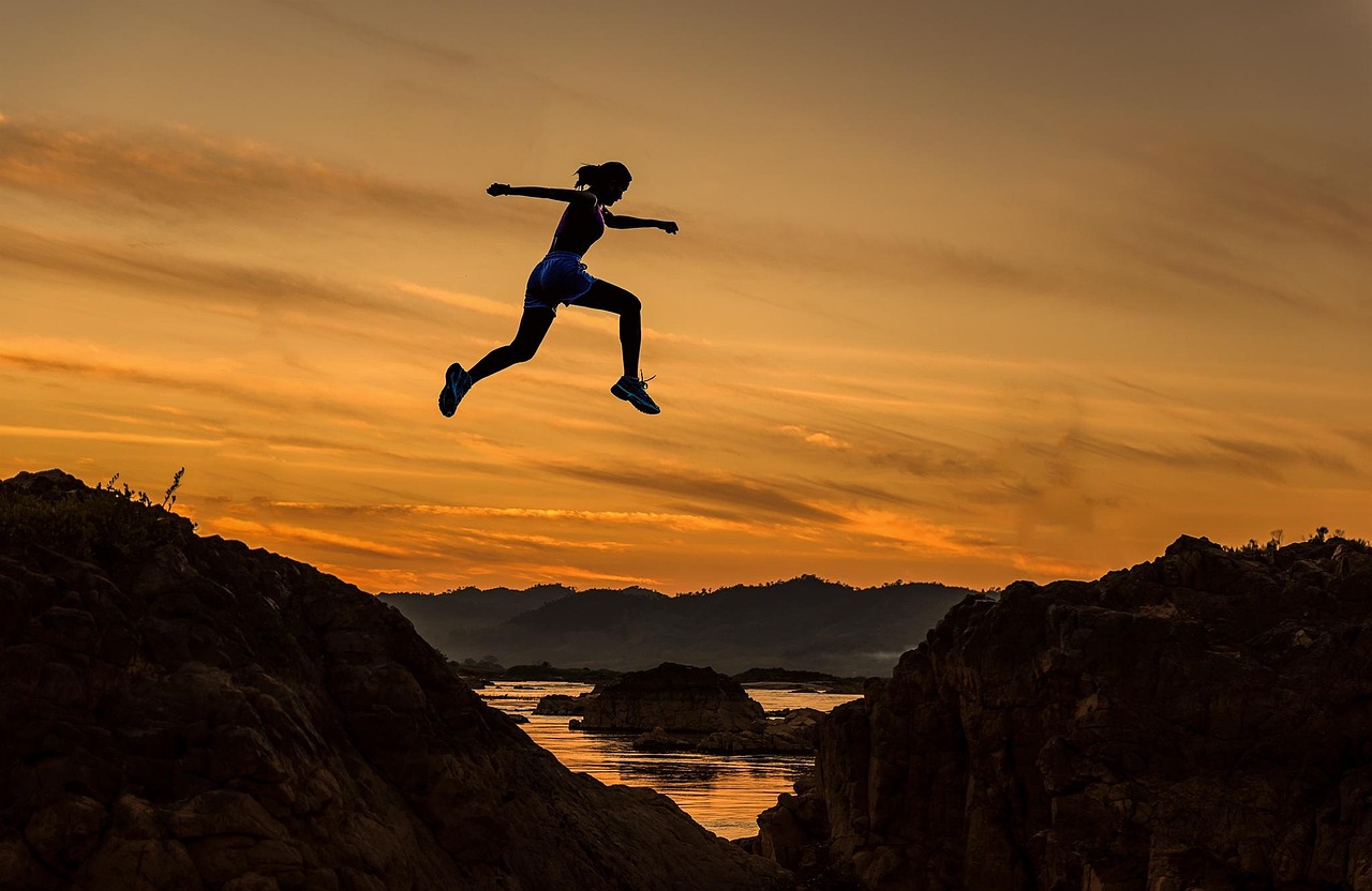Une femme saute le pas d'un endroit à l'autre